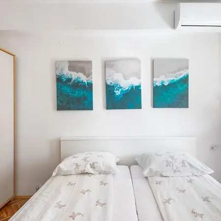 Bright & Stylish, Fully-equipped Apartment